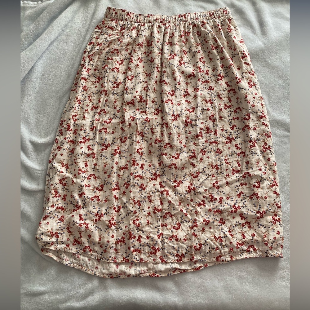 Old navy women’s floral skirt. Color white/cream/red. size L